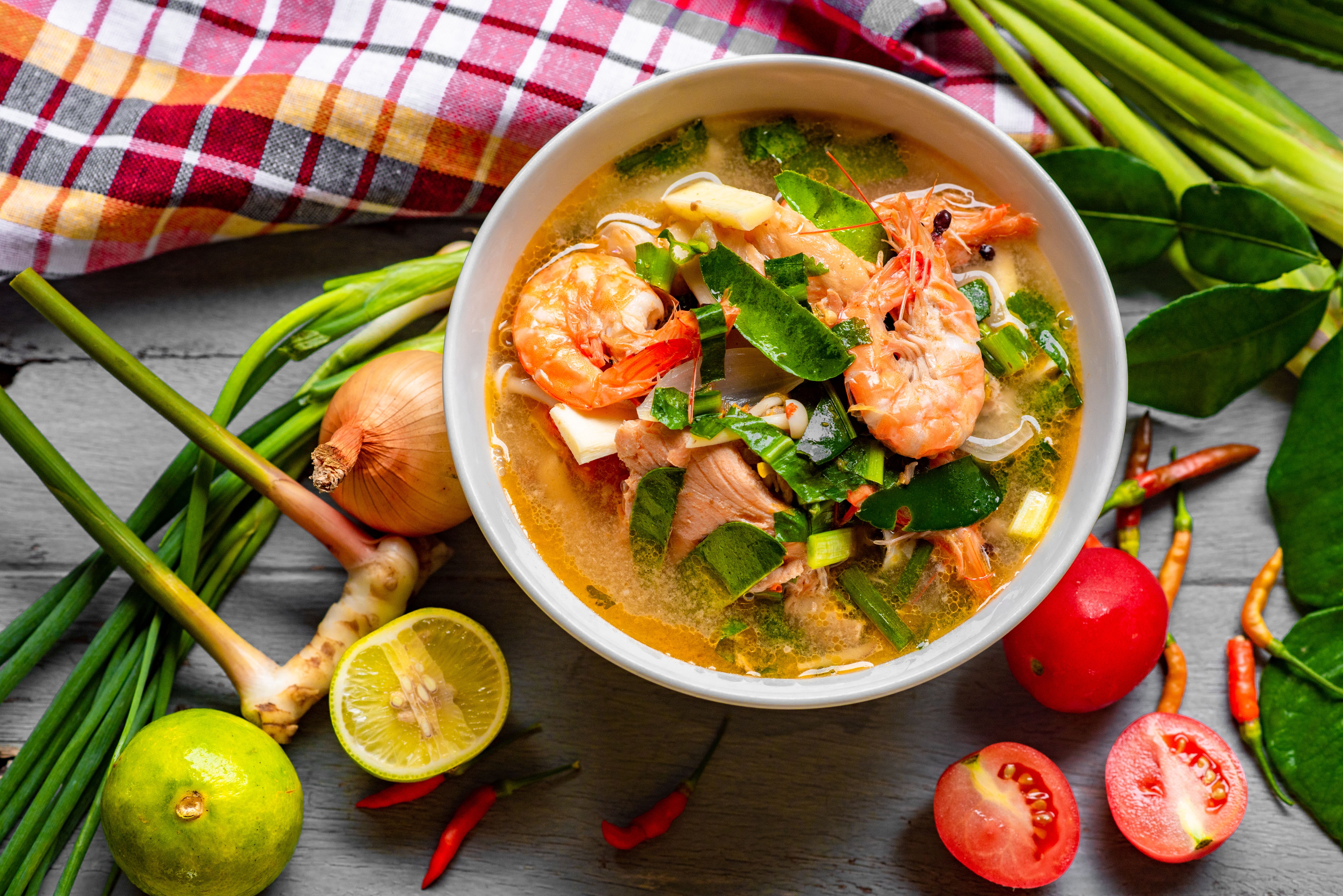 Kirsch-Tomate-Curry Suppe mit Garnelen
