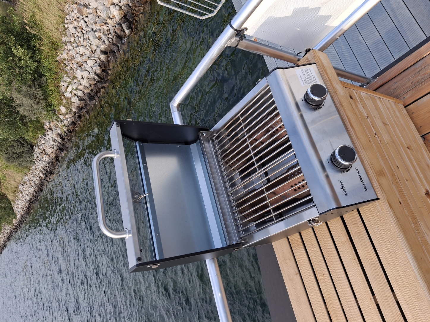 Gasgrill und Geschirr